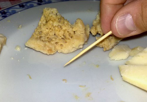 Сыр с живыми личинками
